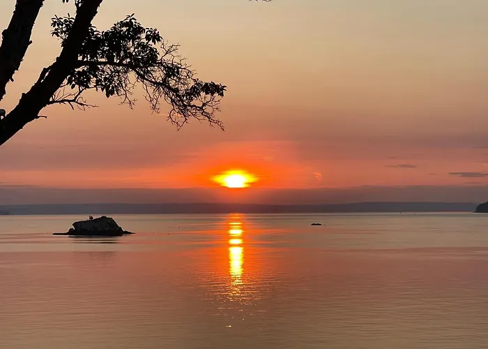 Puget Sound Chic Romantic Cottage With Private Beach Access & Gated Entry