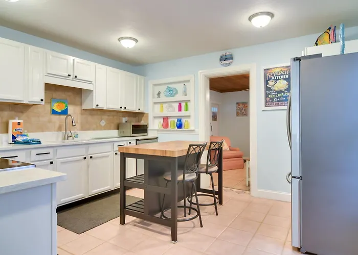Lovely St Pete Beach Cottage, Walk To Beach & Town