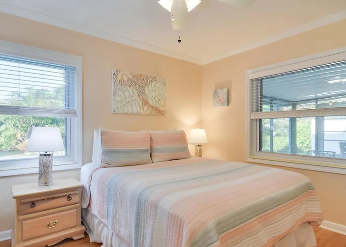 Lovely St Pete Beach Cottage, Walk To Beach & Town