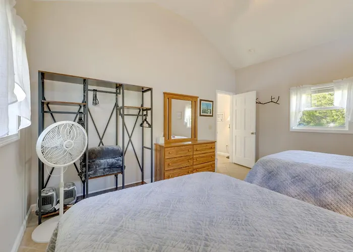 Close To Beach & P-Town! Cottage W/ Bay Views