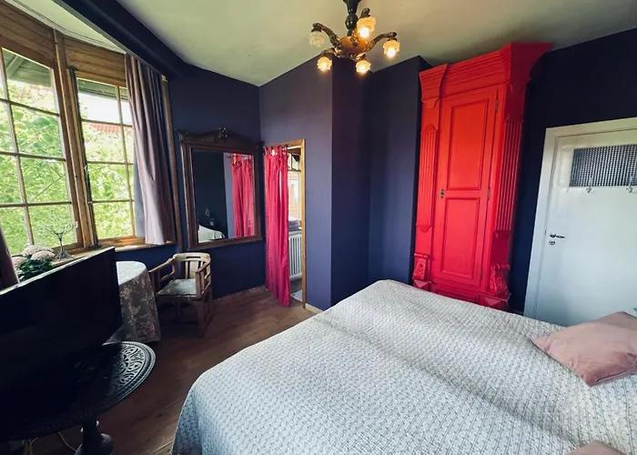 Ruime Slaapkamers Met Badkamers In Belle Epoquevilla- Concessiewijk De Haan
