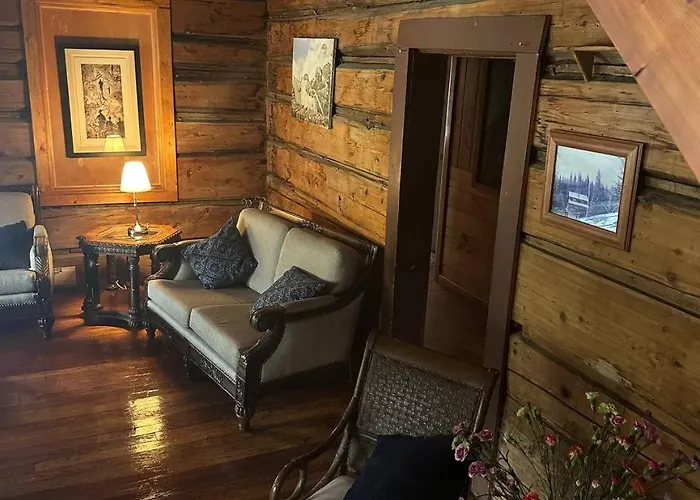 Rustic Beaverfoot Lodge Room N6