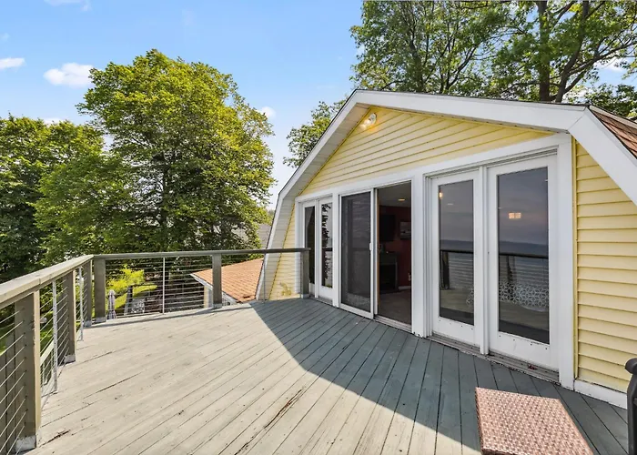 Sunset Haven - Lakeside Retreat In Gotl