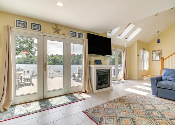 Plymouth Getaway W/ Private Lake Beach + Kayaks!