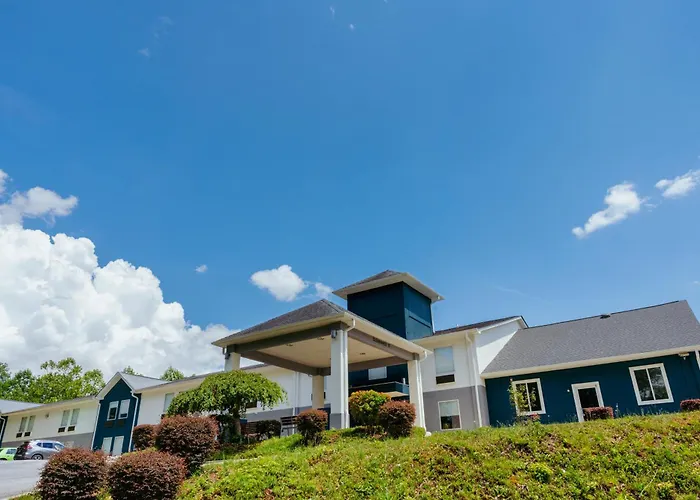 Clarion Pointe-Dillard Near Blue Ridge Mountains