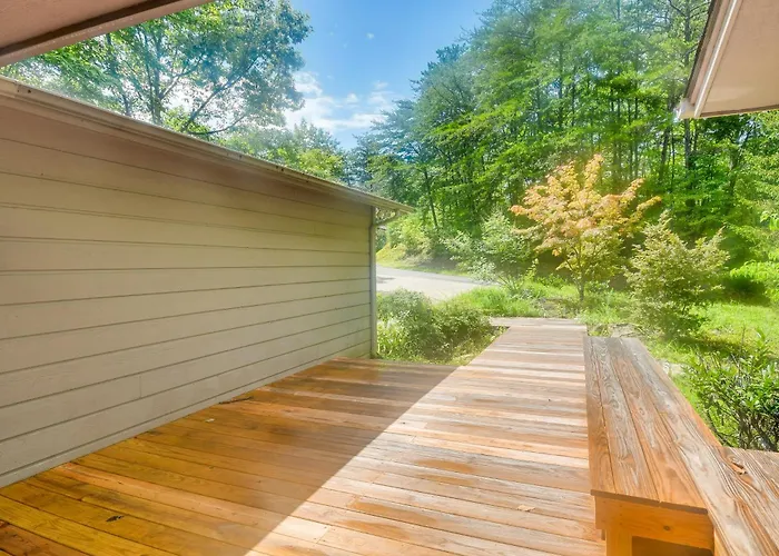 Deck & Mtn Views: Resort Home In Rumbling Bald!