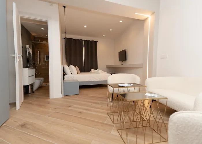 Kira Suite And Rooms