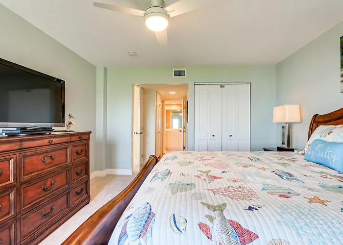 Key Retreat: Bay Views & Private Beach Access