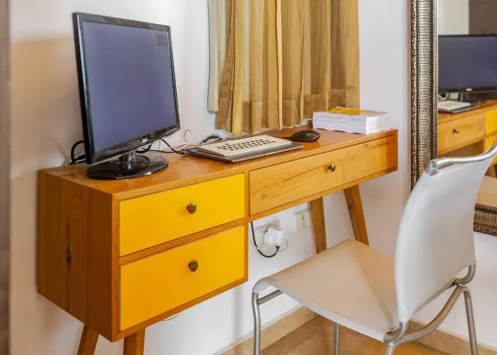 Herzliya Pituach Apartment With Pool, By The Beach