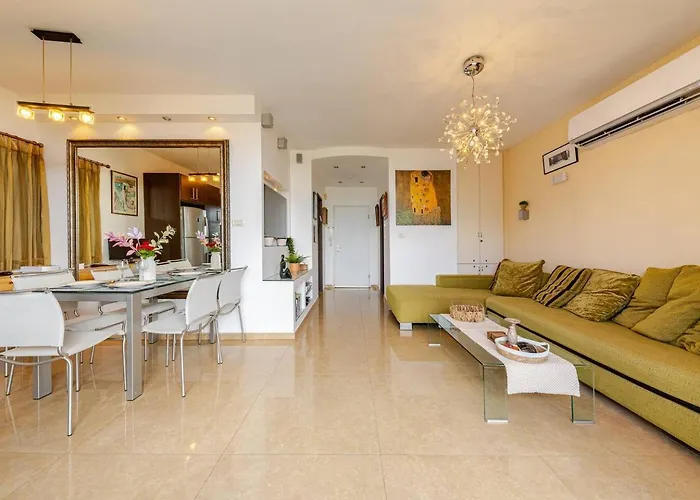 Herzliya Pituach Apartment With Pool, By The Beach
