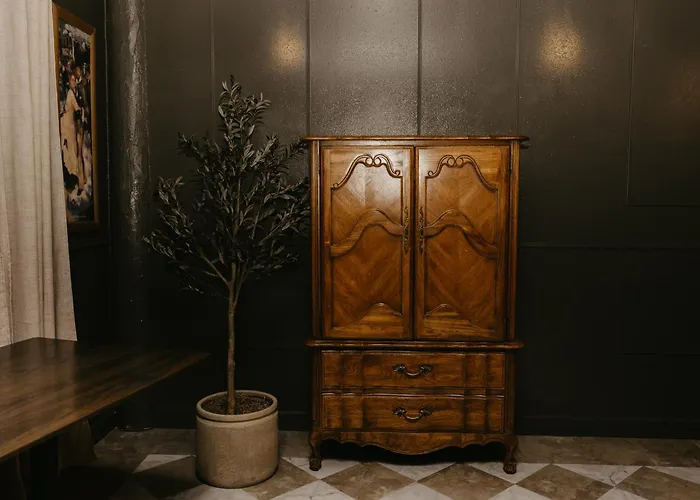 The Brooks Hotel Restaurant And Lounge