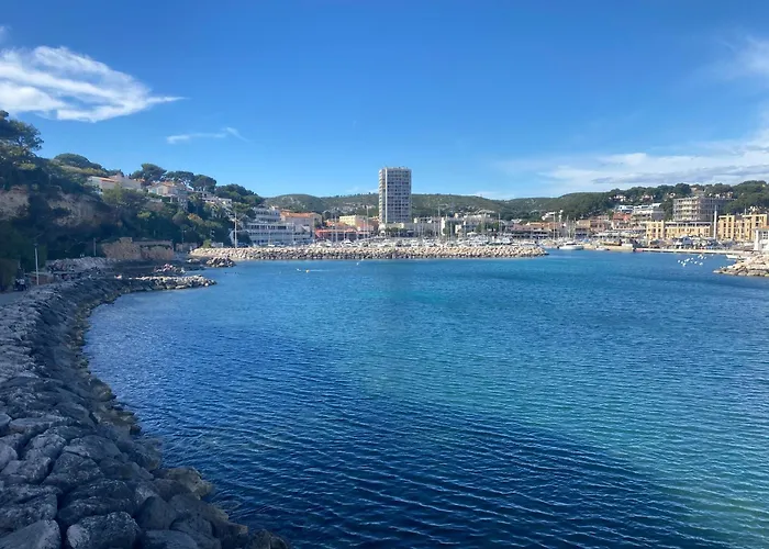 T2 vue sur le port jacuzzi terrasse et parking