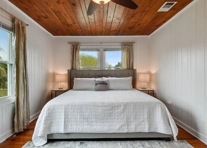 Cozy Cottage By The Sea -Near Downtown With Patio!