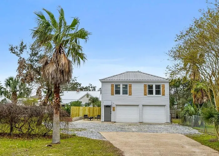 Cozy Cottage By The Sea -Near Downtown With Patio!
