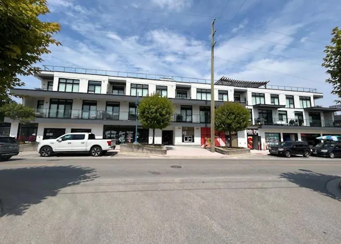 Beachview Getaway At The New Carlyle 302 On The Main Strip In Grand Bend