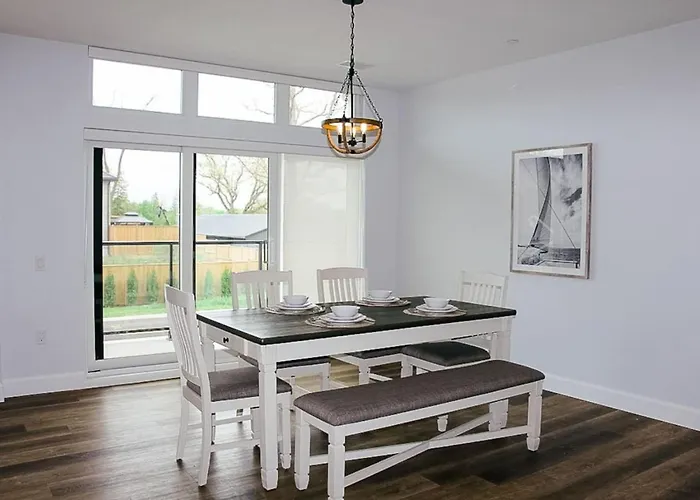 Beachview Getaway At The New Carlyle 200 On The Main Strip In Grand Bend