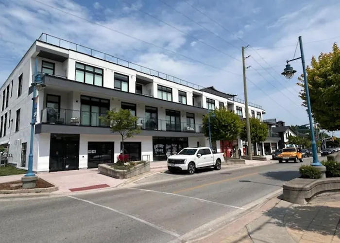 Beachview Getaway At The New Carlyle 202 On The Main Strip In Grand Bend
