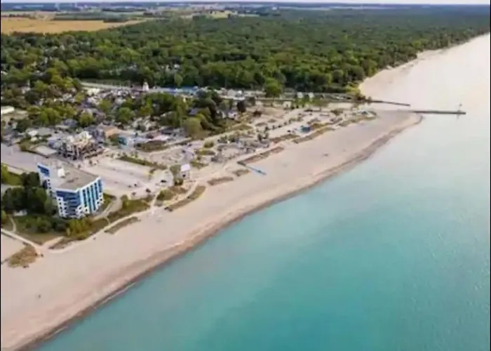 Beachview Getaway At The New Carlyle 306 On The Main Strip In Grand Bend
