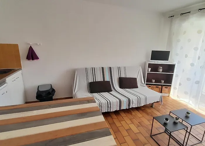 Au calme à 2min mer Parking Balcon Wifi Clim!