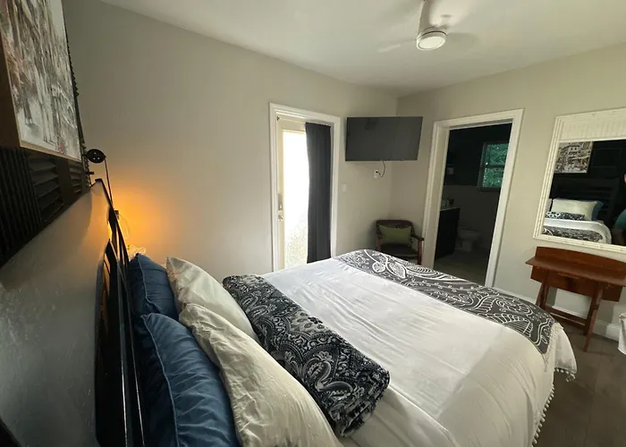 Pura Vida Private Access, Room & Bathroom