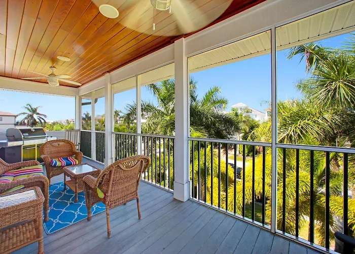 Skyfall South, 4 Bedroom Beach Vacation Pool Home, Sleeps 8