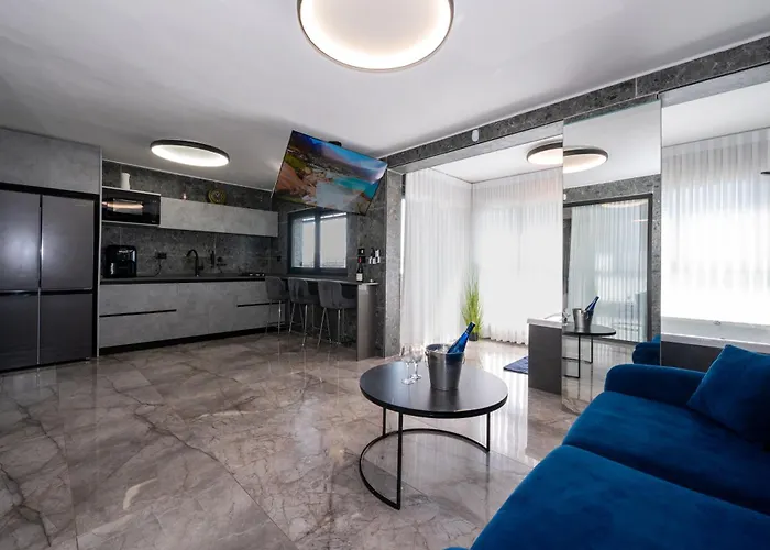 מבנים בים 77 Suites At Sea