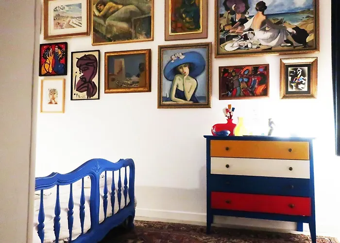 Une Chambre Et Des Tableaux