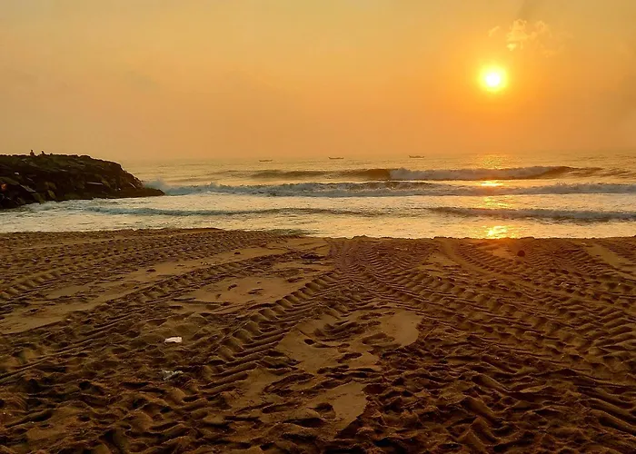 Divine Beach Inn - The Sea Shore Hotel