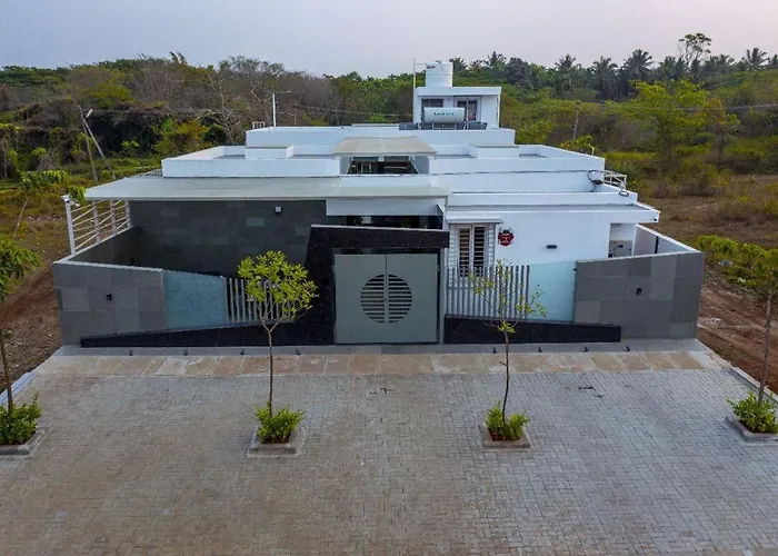 S R Pool Suites