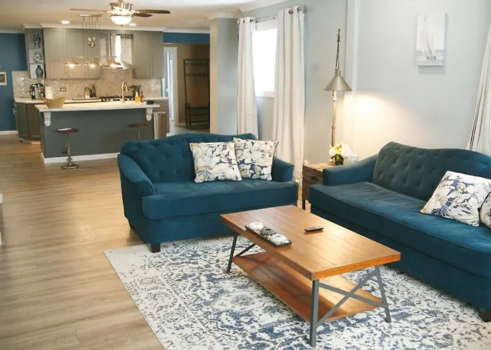 Upscale Luxury Home Just A Few Blocks From Beach