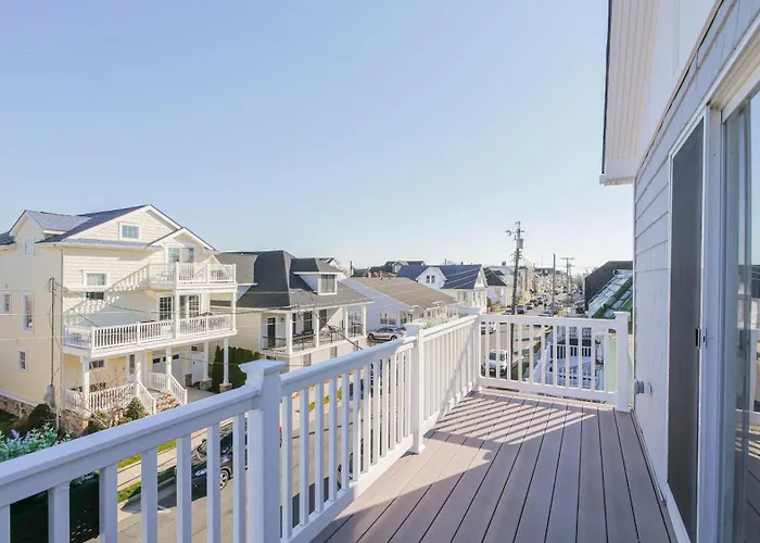2 Blocks To Beach | Ventnor City | Multi- Level Decks | Pet Friendly