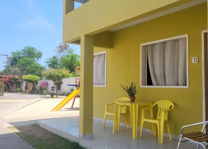 Duplex em Condomínio familiar com 03 quartos à 200m da praia e 500m do Veneza Water Park