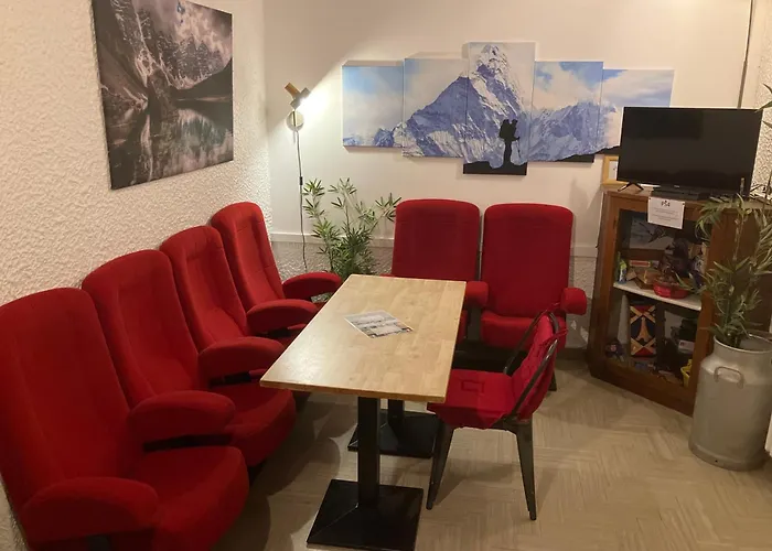 Hotel La Chaumière Garage Moto gratuit À 150 m de la gare SNCF et TMB