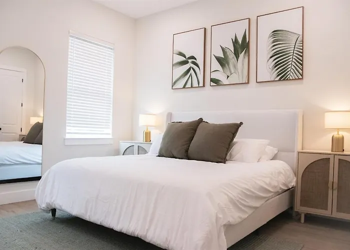 Sleeps 30, Movie Theater, Unique Pool, Golf Cart