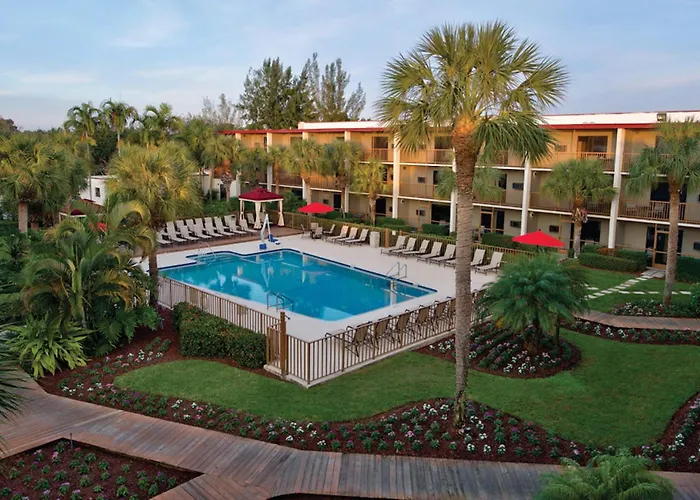 Red Roof Inn Plus+ & Suites Naples Downtown-5Th Ave S