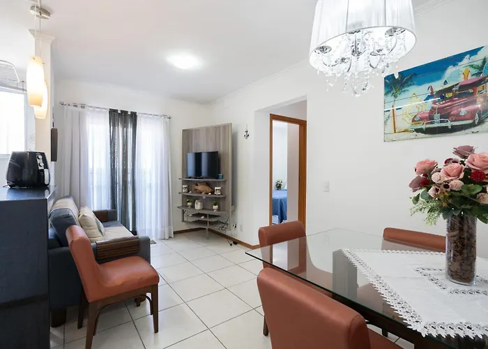 Apartamento a 400M PRAIA com PISCINA sacada com CHURRASQUEIRA privativa Wi-Fi Portaria 24h PLAYGROUND INFANTIL Quadra de esportes e vaga privativa de GARAGEM Reserve agora mesmo