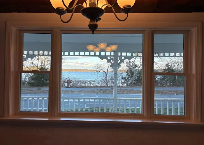 Family Lakeside Escape With Private Beach And Calm Waters