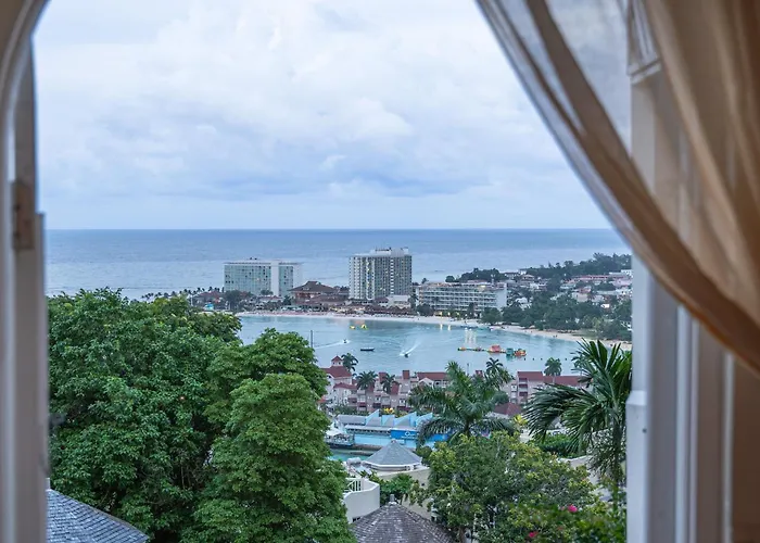 Hummingbird Retreat - Luxury Oceanview Apt, 7-Minute Walk To Beach