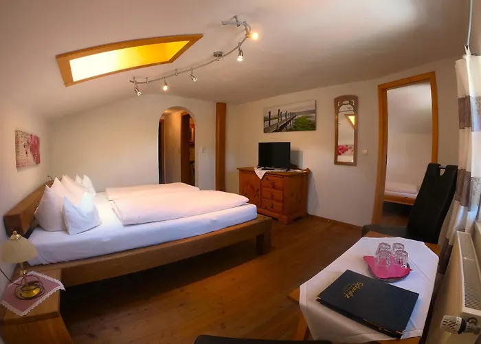 Aktivhotel&Gasthof Schmelz Ihr familienfreundliches Urlaubs Hotel mit Wellness, Almsauna, Chiemgau Karte