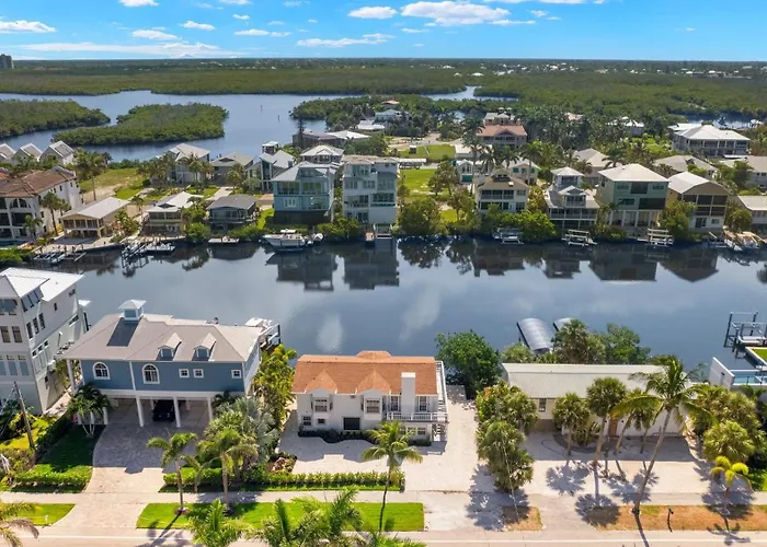 Beach Dayz, Walk To Beach, Restaurants, Boat Dock And More