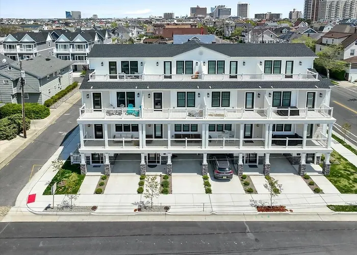 Spacious Newly Built Townhouse 2 Blocks To Beach
