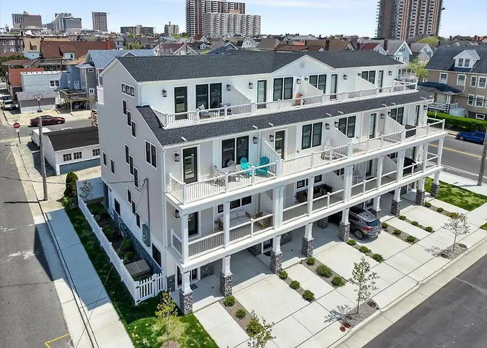 Spacious Newly Built Townhouse 2 Blocks To Beach