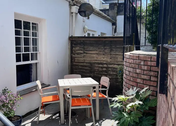 Central Falmouth With Parking & Courtyard