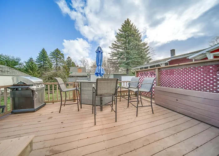 Walk To Lake Erie & Beach Access: Home W/ Deck!