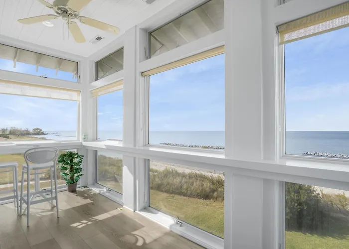 The Blue Pearl - Luxurious Beachfront Living With Community Pool!