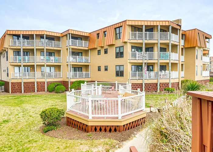 Airy Oceanfront Condo: Beach Views & Pool Access!