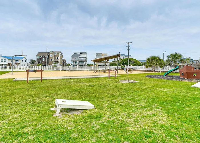 Airy Oceanfront Condo: Beach Views & Pool Access!