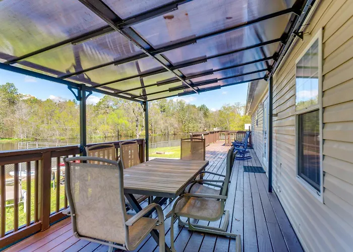 Fire Pit & On-Site Fishing! Pensacola Family Home