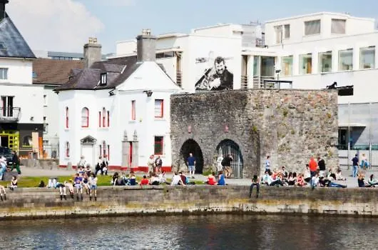 1 Minute To Everywhere! Galway City Centre
