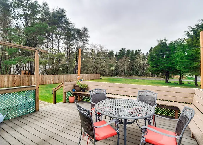 Pet-Friendly Westport Vacation Rental W/ Hot Tub!